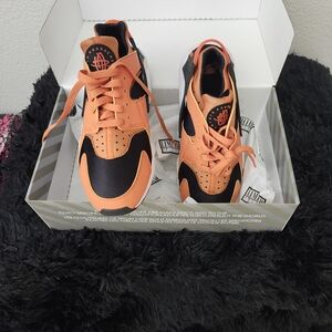 Orange and Black Athletic Sneakers NIKE (SOFTY WORN )